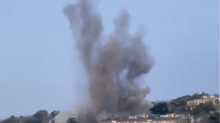 Εντυπωσιακή ελεγχόμενη έκρηξη βόμβας του Β’ Παγκοσμίου Πολέμου στο Έξετερ – Δείτε βίντεο