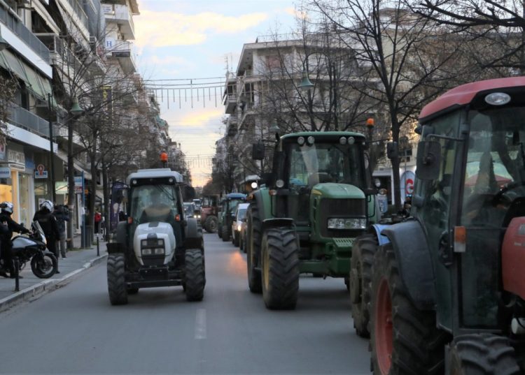 Εικόνες (απ’ τα παλιά) με τα τρακτέρ στο κέντρο της Λάρισας