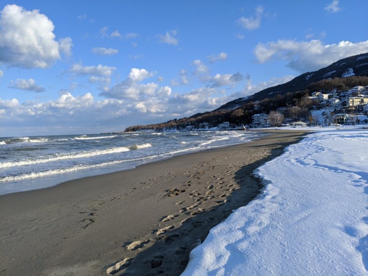 Στόμιο: Το χιόνι έφτασε στη θάλασσα (φωτo)