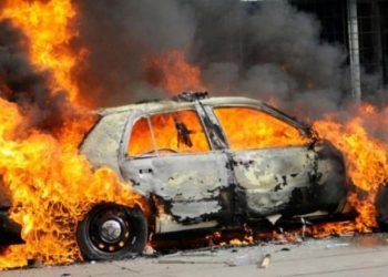 Συναγερμός στην Πυροσβεστική: Φλεγόμενο αυτοκίνητο εν κινήσει έξω από τη Λάρισα