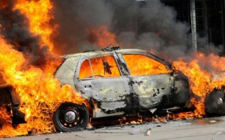 Συναγερμός στην Πυροσβεστική: Φλεγόμενο αυτοκίνητο εν κινήσει έξω από τη Λάρισα
