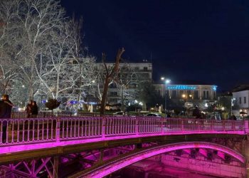 Ροζ η κεντρική γέφυρα των Τρικάλων ως μήνυμα κατά του καρκίνου