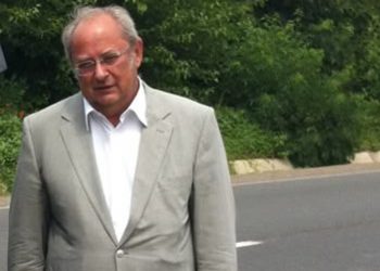 Ο Τάκης Σαράντης αποχαιρετά τον Λευτέρη Ταμπουρά