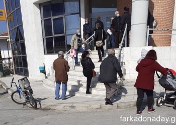 Συνωστισμός έξω από την τράπεζα στην Φαρκαδόνα και ταλαιπωρία των πολιτών