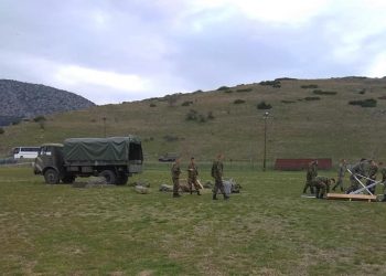 Ο στρατός στήνει σκηνές και στο Γριζάνο για τους πληγέντες του ισχυρού σεισμού