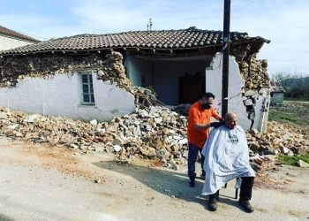 Πήρε τους δρόμους…. και  κουρεύει δωρεάν τους σεισμοπαθείς