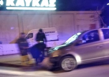 Σοβαρό τροχαίο στη Λάρισα: Αυτοκίνητο συγκρούστηκε με μηχανάκι – Στο νοσοκομείο 42χρονος