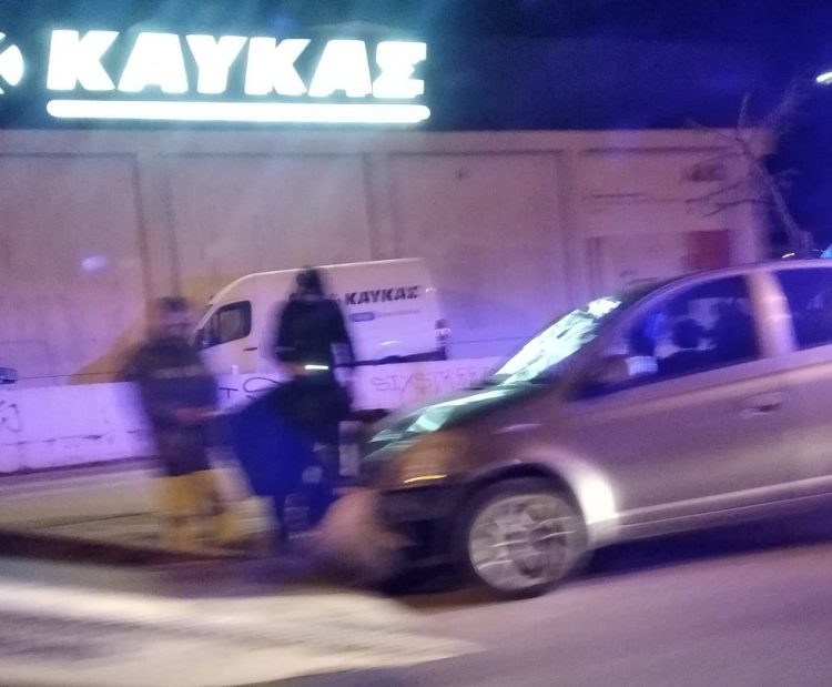Σοβαρό τροχαίο στη Λάρισα: Αυτοκίνητο συγκρούστηκε με μηχανάκι – Στο νοσοκομείο 42χρονος