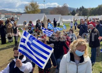 Συγκινητικό BINTEO: Μαθητές παρελαύνουν δίπλα στις σκηνές στο σεισμόπληκτο Δαμάσι