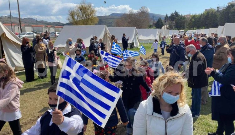 Συγκινητικό BINTEO: Μαθητές παρελαύνουν δίπλα στις σκηνές στο σεισμόπληκτο Δαμάσι