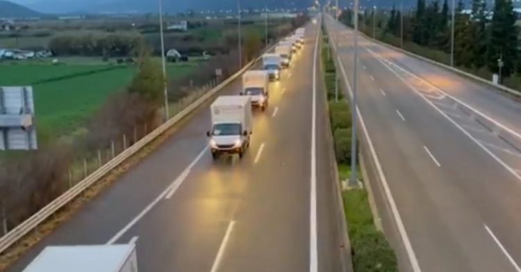 Έρχονται 11 φορτηγά με είδη πρώτης ανάγκης για τους σεισμοπαθείς