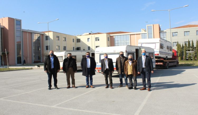 Τρία τροχόσπιτα παρέδωσε η Συνεταιριστική Τράπεζα Θεσσαλίας  για τη στέγαση σεισμόπληκτων
