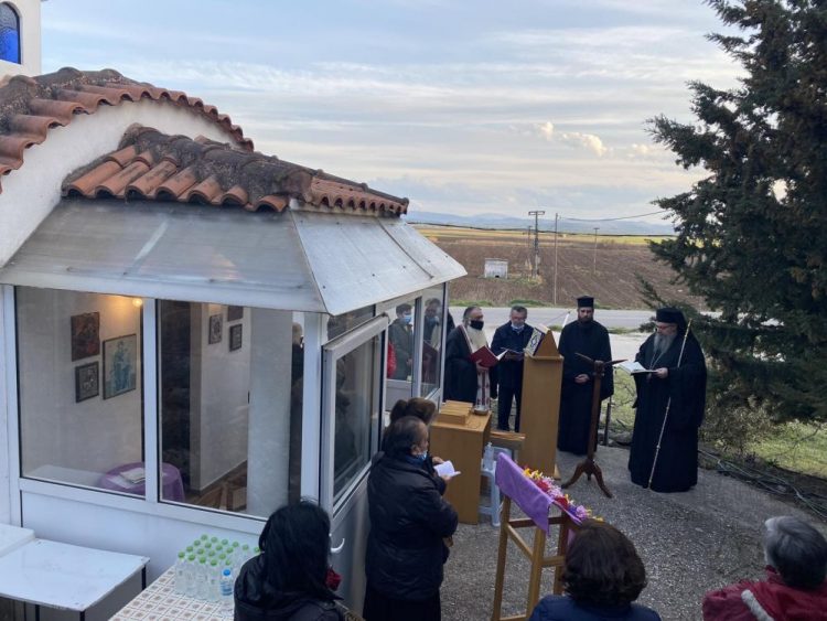Στο κατεστραμμένο Κουτσόχερο ο Μητροπολίτης Λαρίσης για την Πρώτη Στάση των Χαιρετισμών της Υπεραγίας Θεοτόκου