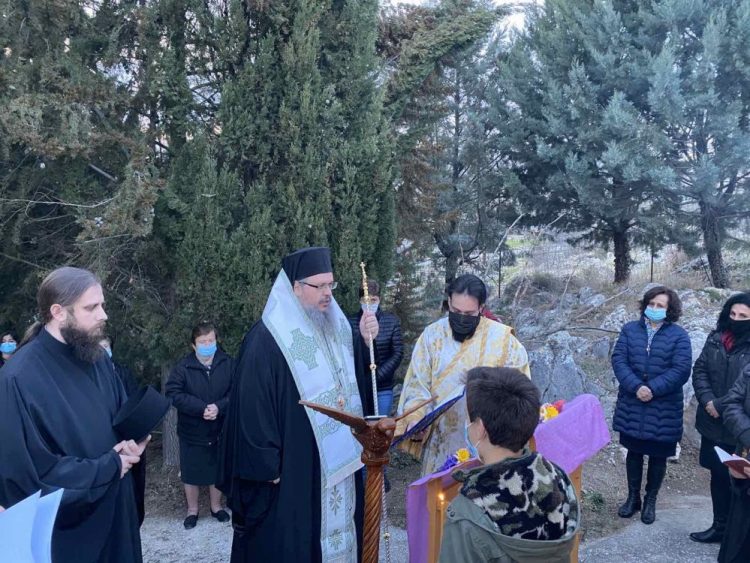 Στο κατεστραμμένο Κουτσόχερο ο Μητροπολίτης Λαρίσης για την Πρώτη Στάση των Χαιρετισμών της Υπεραγίας Θεοτόκου