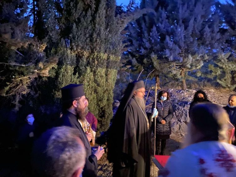 Στο κατεστραμμένο Κουτσόχερο ο Μητροπολίτης Λαρίσης για την Πρώτη Στάση των Χαιρετισμών της Υπεραγίας Θεοτόκου