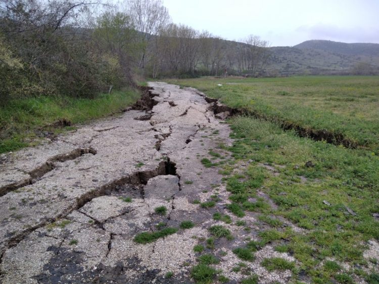 “Άνοιξε” η γη στο Κουτσόχερο από τους σεισμούς