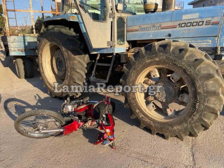 Λαμία: Σοβαρό τροχαίο – Συγκρούστηκε μηχανάκι με τρακτέρ