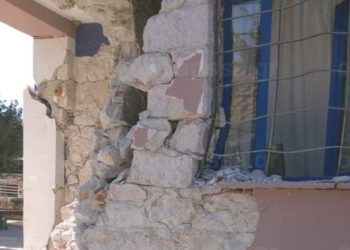 Εικόνες σοκ από το σχολείο στο Δαμάσι – Έπεσε ολόκληρος τοίχος
