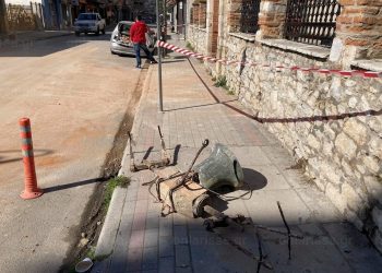 Έπεσε το καμπαναριό του Αγίου Νικολάου στον Τύρναβο