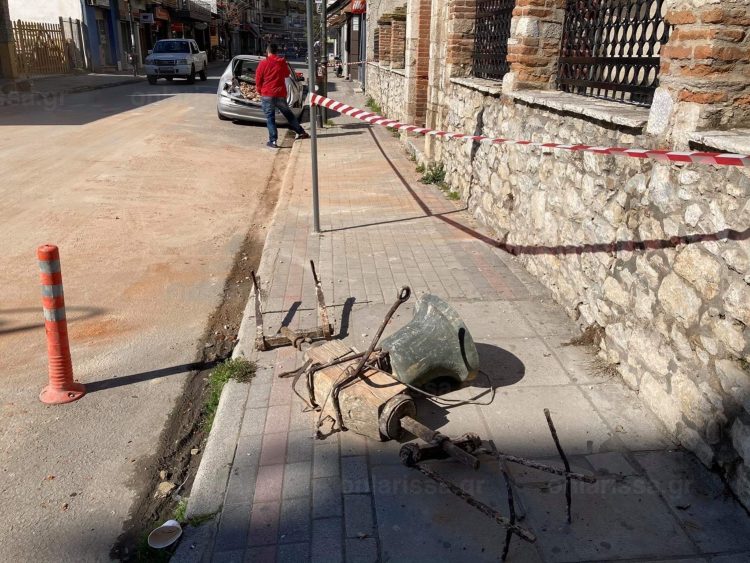 Έπεσε το καμπαναριό του Αγίου Νικολάου στον Τύρναβο