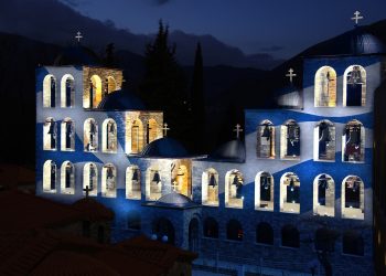 Η ελληνική σημαία φωτίζει το καμπαναριό του Τρικόρφου