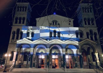 Φωταγώγηση Ι.Ν. Αγίου Νικολάου Λαρίσης στα χρώματα της Ελληνικής Σημαίας