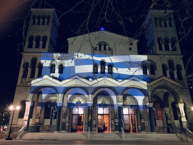 Φωταγώγηση Ι.Ν. Αγίου Νικολάου Λαρίσης στα χρώματα της Ελληνικής Σημαίας