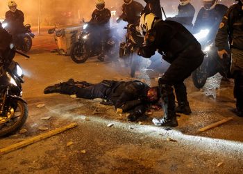 Ο ανηλεής ξυλοδαρμός των δυόμισι λεπτών του αστυνομικού – Βίντεο-σοκ!!!
