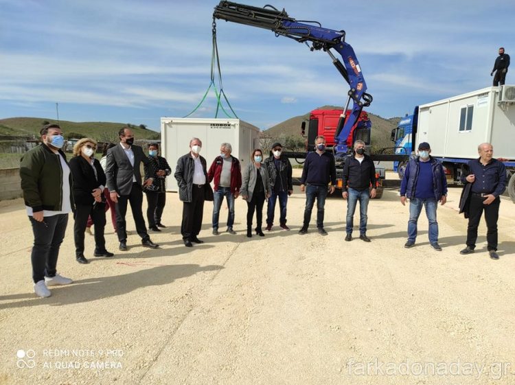 Έφτασαν οι πρώτοι οικισμοί και τα τροχόσπιτα για τους σεισμοπαθείς του Γριζάνου