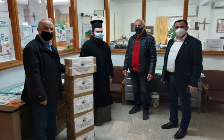 Σχολικά είδη από το Σωματείο Ιεροψαλτών Τρικάλων στους μαθητές του Ζάρκου και Διασέλλου