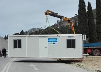 Κοντέινερ για την προσωρινή στέγαση των πληγέντων από τον σεισμό στο Ζάρκο