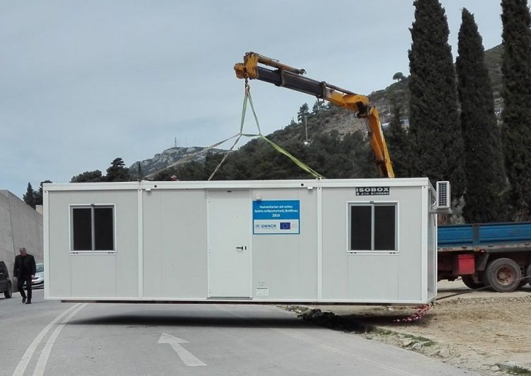 Κοντέινερ για την προσωρινή στέγαση των πληγέντων από τον σεισμό στο Ζάρκο