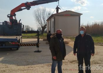 Έφτασαν οι πρώτοι οικισμοί στην Φαρκαδόνα για τους σεισμοπαθείς
