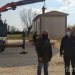 Έφτασαν οι πρώτοι οικισμοί στην Φαρκαδόνα για τους σεισμοπαθείς