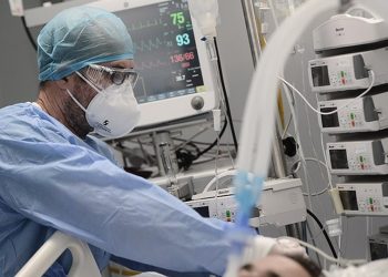 Τζανάκης: Πρόβλεψη για 710 διασωληνωμένους και πάνω από 70 θανάτους – Πότε θα υπάρξει αποκλιμάκωση