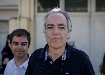 Στο «κόκκινο» η πολιτική αντιπαράθεση για τον απεργό πείνας εκτελεστή της 17Ν