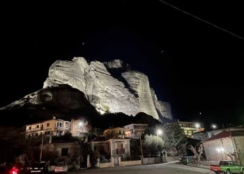Στα χρώματα της γαλανόλευκης φωτίζει τα Μετέωρα η Περιφέρεια για τα 200 χρόνια από την Επανάσταση του 1821
