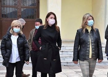 Για τρίτη συνεχόμενη μέρα η Κ. Παπακώστα βρέθηκε στις σεισμόπληκτες περιοχές του Δ. Φαρκαδόνας