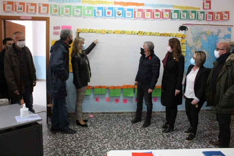 Αυτοψία της Υφυπουργού Παιδείας και Θρησκευμάτων στον σεισμόπληκτο Δ. Φαρκαδόνας