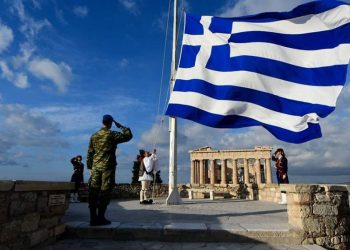Η Επίσημη Έπαρση της Σημαίας στον Ιερό Βράχο της Ακροπόλεως