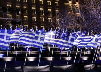 Δέος προκαλούν οι 200 σημαίες που κυματίζουν στο Σύνταγμα