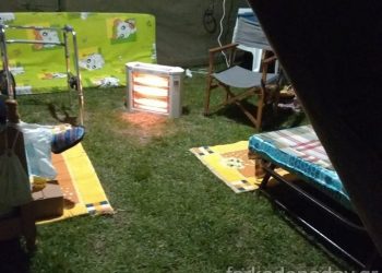 Ακόμα μία νύχτα, στην παγωνιά της σκηνής οι σεισμόπληκτοι του Δήμου Φαρκαδόνας