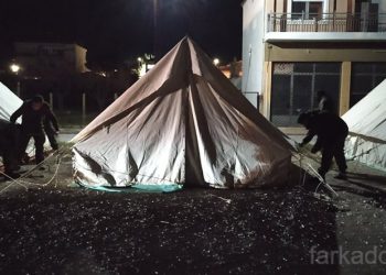 Εφτά σκηνές στήθηκαν στην Φαρκαδόνα για να διανυκτερεύσουν οι πληγέντες από το σεισμό (ΒΙΝΤΕΟ)