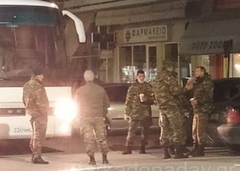 Έφτασε ο στρατός  στην Φαρκαδόνα να στίσει σκηνές για τους πληγέντες από το σεισμό
