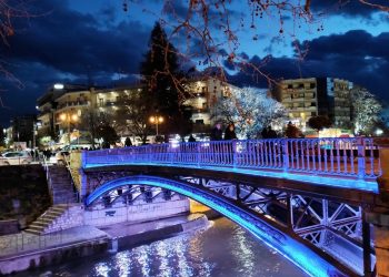 Τα Τρίκαλα φωταγωγημένα με το μπλε της Ελλάδας (video + photos)