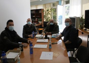 Ο Διευθυντής της Πρωτοβάθμιας στην Φαρκαδόνα για να ενημερωθεί για την κατάσταση στα σχολεία