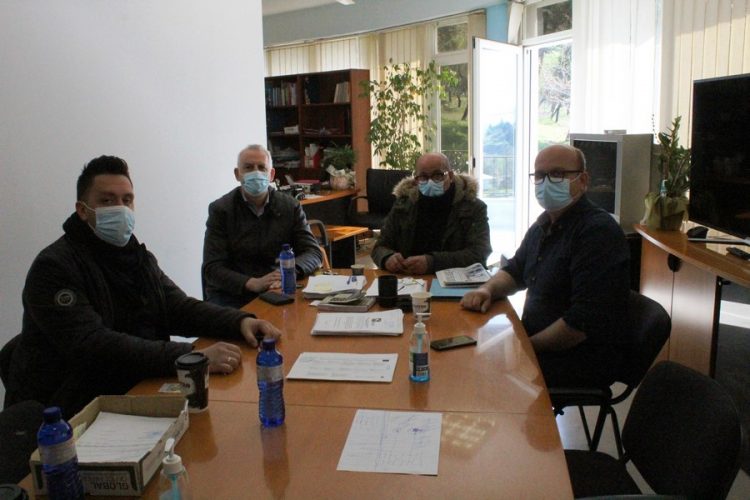 Ο Διευθυντής της Πρωτοβάθμιας στην Φαρκαδόνα για να ενημερωθεί για την κατάσταση στα σχολεία