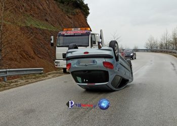 Ανατροπή αυτοκινήτου στην Ε.Ο. Πύλης – Μουζακίου