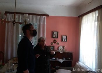 Ο Τσιακάρας δίπλα στους σεισμοπαθείς στο Ζάρκο