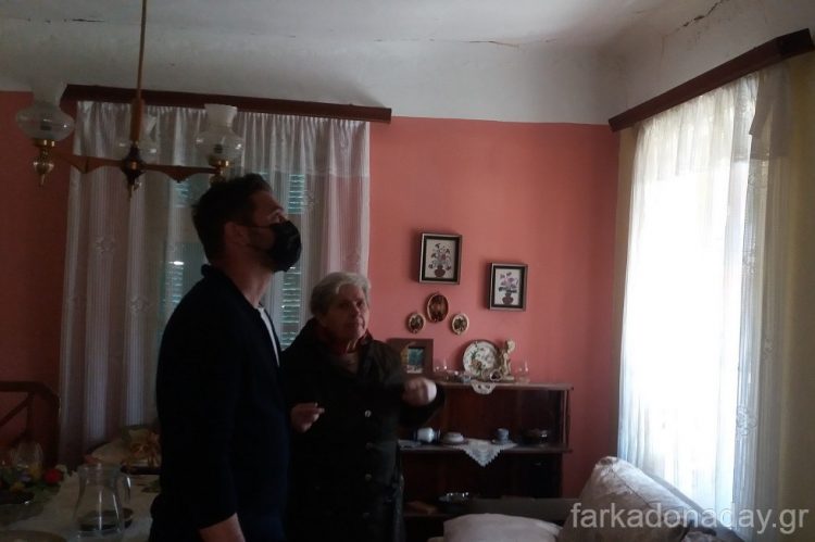 Ο Τσιακάρας δίπλα στους σεισμοπαθείς στο Ζάρκο
